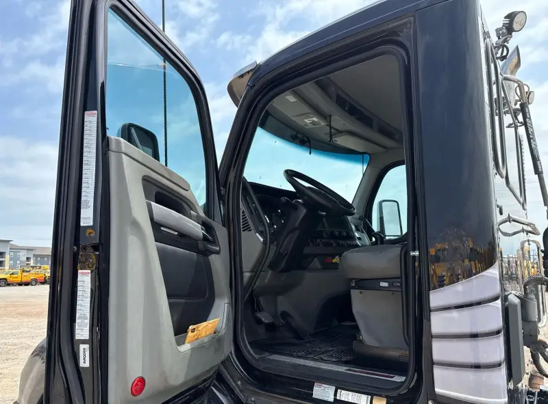 2020 Kenworth T880 photo 25