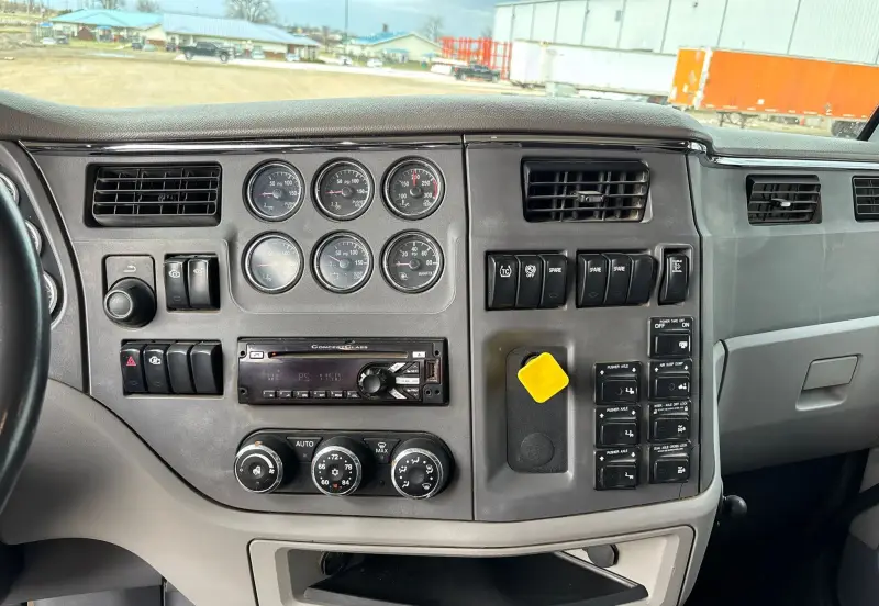 2017 Peterbilt 567 photo 48