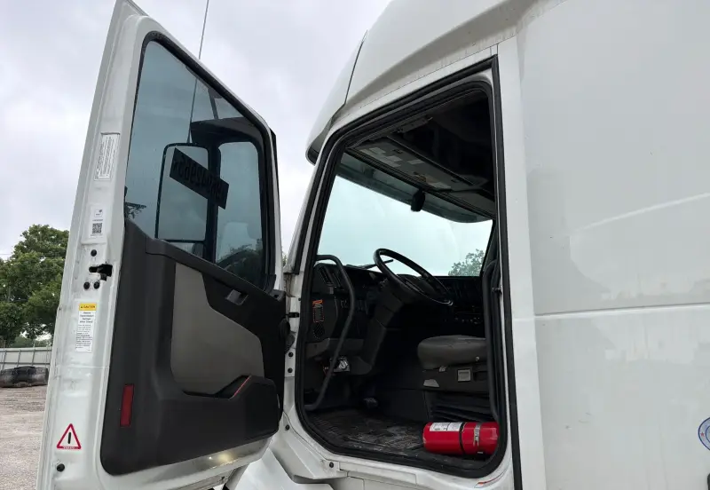 2023 Volvo VNL 860 photo 35